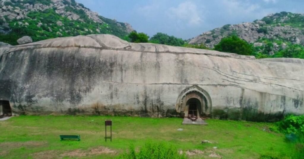 Barabar Caves Bihar: बराबर गुफाओं का इतिहास घूमने का समय कैसे पहुँचें और संपूर्ण यात्रा गाइड 2026